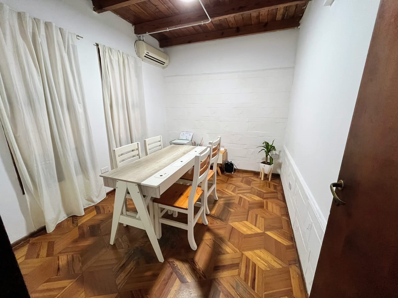 Sala de admisión de Espiral Sur, con una mesa y sillas