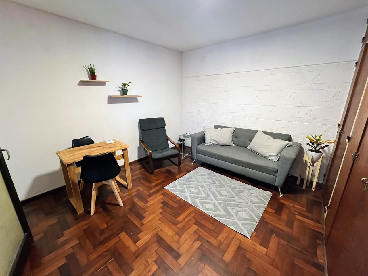 Consultorio 1 de Espiral Sur, con sillón, escritorio y alfombra
